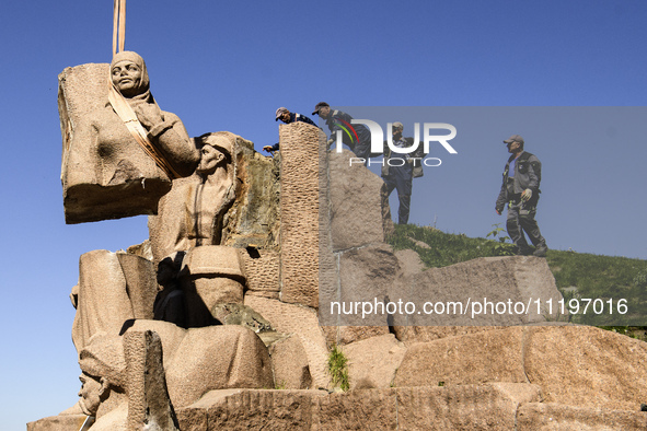 Communal workers are continuing the dismantling of the Soviet monument of friendship between the Ukrainian and Russian peoples in central Ky...