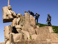 Communal workers are continuing the dismantling of the Soviet monument of friendship between the Ukrainian and Russian peoples in central Ky...