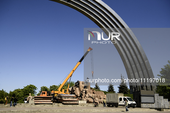 Communal workers are continuing the dismantling of the Soviet monument of friendship between the Ukrainian and Russian peoples in central Ky...