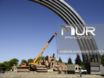 Communal workers are continuing the dismantling of the Soviet monument of friendship between the Ukrainian and Russian peoples in central Ky...