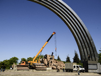 Communal workers are continuing the dismantling of the Soviet monument of friendship between the Ukrainian and Russian peoples in central Ky...