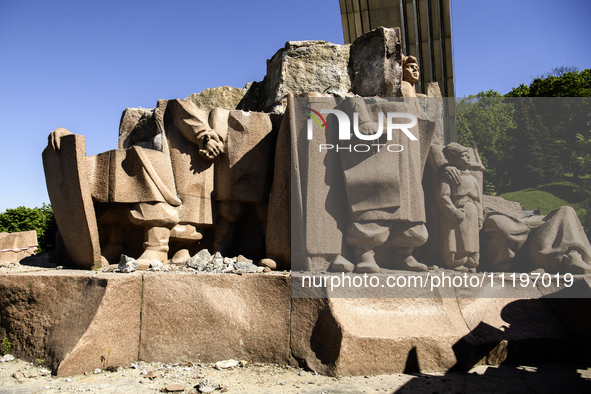 Communal workers are continuing the dismantling of the Soviet monument of friendship between the Ukrainian and Russian peoples in central Ky...