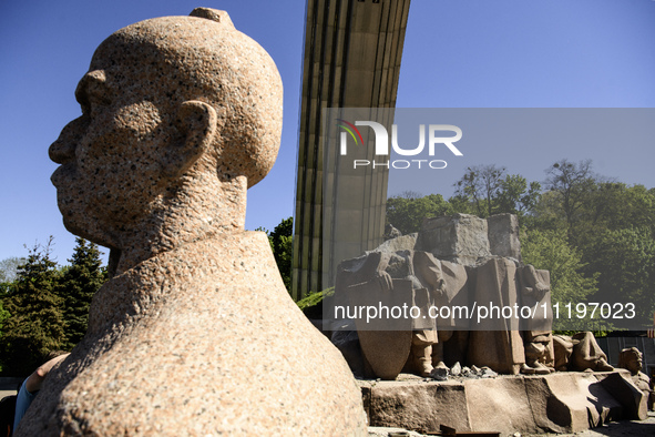 The dismantling of the Soviet monument symbolizing friendship between the Ukrainian and Russian peoples is continuing in central Kyiv, Ukrai...