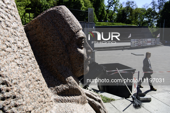 The dismantling of the Soviet monument symbolizing friendship between the Ukrainian and Russian peoples is continuing in central Kyiv, Ukrai...