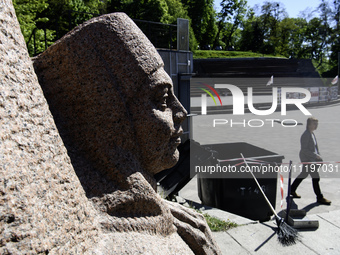 The dismantling of the Soviet monument symbolizing friendship between the Ukrainian and Russian peoples is continuing in central Kyiv, Ukrai...