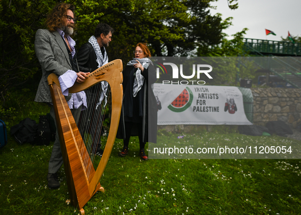 DUBLIN, IRELAND - MAY 2:
Renowned Irish musicians Liam O’Maonlai, Steve Wall, and Mary Coughlan stand in solidarity outside RTE's studios, u...