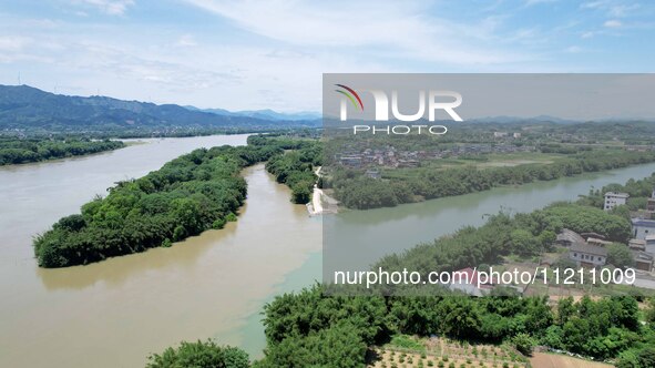 The ''clear-turbid'' natural landscape is appearing in the urban section of Rongan County along the Rongjiang River in the upper reaches of...