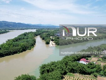 The ''clear-turbid'' natural landscape is appearing in the urban section of Rongan County along the Rongjiang River in the upper reaches of...