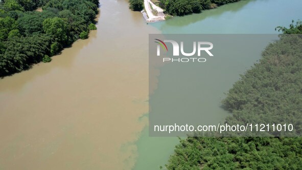 The ''clear-turbid'' natural landscape is appearing in the urban section of Rongan County along the Rongjiang River in the upper reaches of...