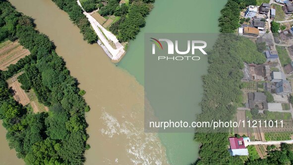 The ''clear-turbid'' natural landscape is appearing in the urban section of Rongan County along the Rongjiang River in the upper reaches of...