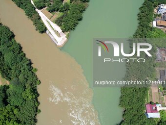 The ''clear-turbid'' natural landscape is appearing in the urban section of Rongan County along the Rongjiang River in the upper reaches of...