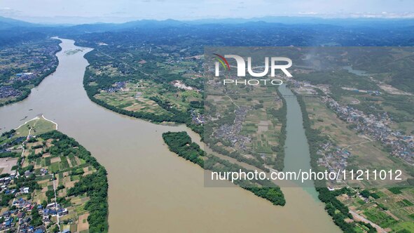 The ''clear-turbid'' natural landscape is appearing in the urban section of Rongan County along the Rongjiang River in the upper reaches of...