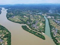 The ''clear-turbid'' natural landscape is appearing in the urban section of Rongan County along the Rongjiang River in the upper reaches of...