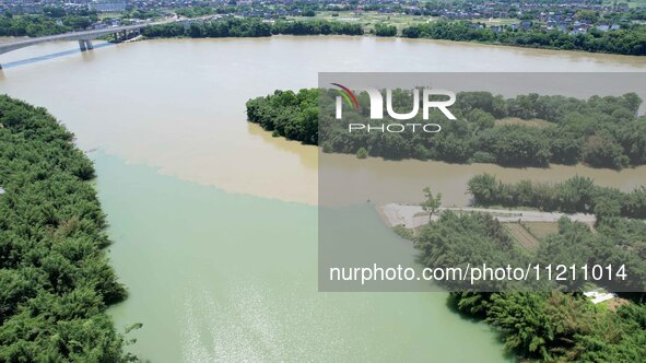 The ''clear-turbid'' natural landscape is appearing in the urban section of Rongan County along the Rongjiang River in the upper reaches of...