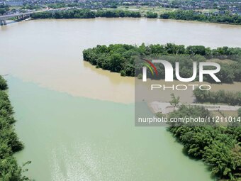 The ''clear-turbid'' natural landscape is appearing in the urban section of Rongan County along the Rongjiang River in the upper reaches of...