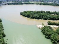 The ''clear-turbid'' natural landscape is appearing in the urban section of Rongan County along the Rongjiang River in the upper reaches of...