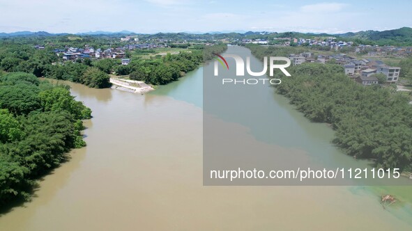 The ''clear-turbid'' natural landscape is appearing in the urban section of Rongan County along the Rongjiang River in the upper reaches of...