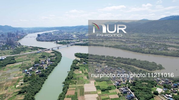 The ''clear-turbid'' natural landscape is appearing in the urban section of Rongan County along the Rongjiang River in the upper reaches of...