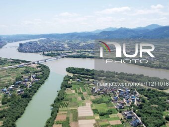 The ''clear-turbid'' natural landscape is appearing in the urban section of Rongan County along the Rongjiang River in the upper reaches of...