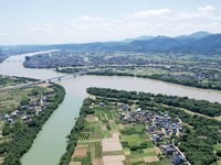 The ''clear-turbid'' natural landscape is appearing in the urban section of Rongan County along the Rongjiang River in the upper reaches of...