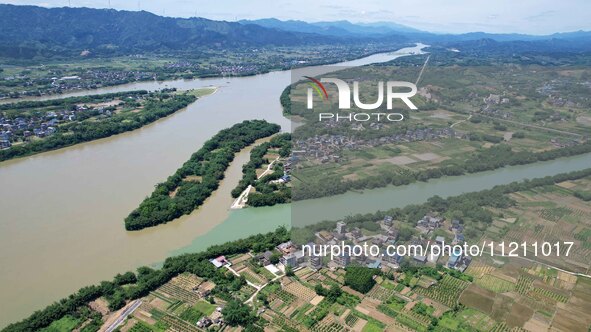 The ''clear-turbid'' natural landscape is appearing in the urban section of Rongan County along the Rongjiang River in the upper reaches of...