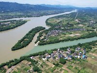 The ''clear-turbid'' natural landscape is appearing in the urban section of Rongan County along the Rongjiang River in the upper reaches of...