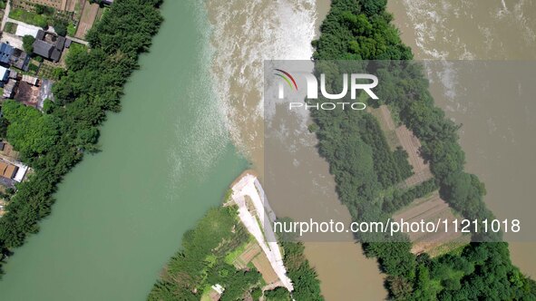 The ''clear-turbid'' natural landscape is appearing in the urban section of Rongan County along the Rongjiang River in the upper reaches of...