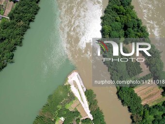 The ''clear-turbid'' natural landscape is appearing in the urban section of Rongan County along the Rongjiang River in the upper reaches of...