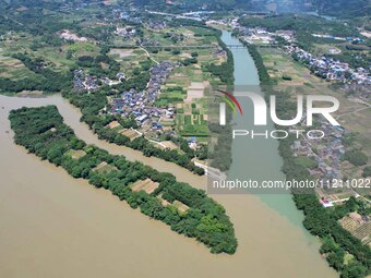 The ''clear-turbid'' natural landscape is appearing in the urban section of Rongan County along the Rongjiang River in the upper reaches of...