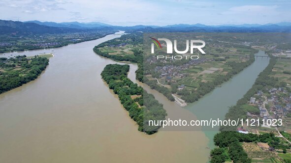 The ''clear-turbid'' natural landscape is appearing in the urban section of Rongan County along the Rongjiang River in the upper reaches of...