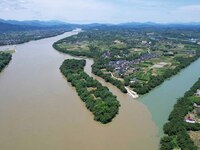 The ''clear-turbid'' natural landscape is appearing in the urban section of Rongan County along the Rongjiang River in the upper reaches of...