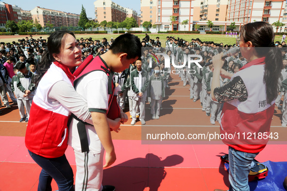 Volunteers from the Red Cross are explaining first aid at Xiyuan Middle School in Lianyungang, Jiangsu Province, East China, on May 8, 2024....