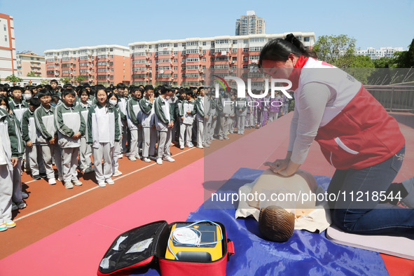 Volunteers from the Red Cross are explaining first aid at Xiyuan Middle School in Lianyungang, Jiangsu Province, East China, on May 8, 2024....