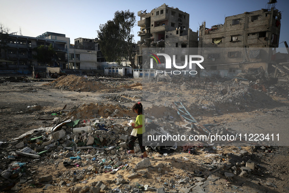 Displaced Palestinians are returning to Khan Yunis in the southern Gaza Strip to set up shelter amid the ongoing conflict between Israel and...