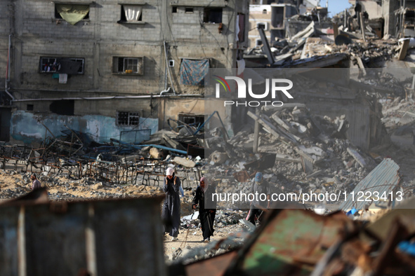 Displaced Palestinians are returning to Khan Yunis in the southern Gaza Strip to set up shelter amid the ongoing conflict between Israel and...