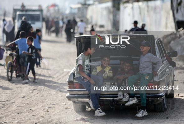 Displaced Palestinians are returning to Khan Yunis in the southern Gaza Strip to set up shelter amid the ongoing conflict between Israel and...