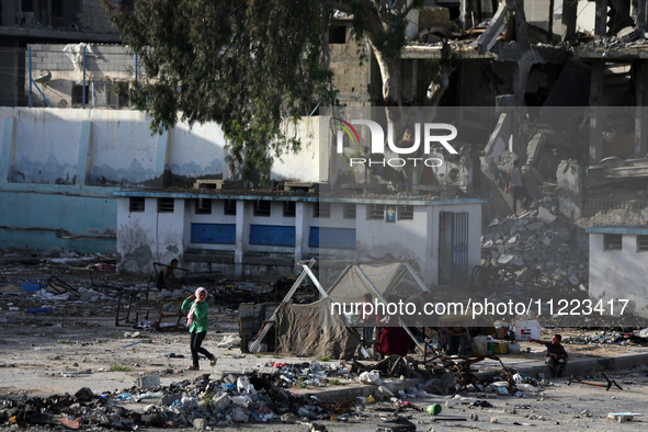 Displaced Palestinians are returning to Khan Yunis in the southern Gaza Strip to set up shelter amid the ongoing conflict between Israel and...