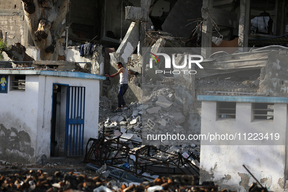 Displaced Palestinians are returning to Khan Yunis in the southern Gaza Strip to set up shelter amid the ongoing conflict between Israel and...