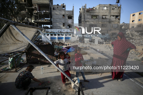 Displaced Palestinians are returning to Khan Yunis in the southern Gaza Strip to set up shelter amid the ongoing conflict between Israel and...