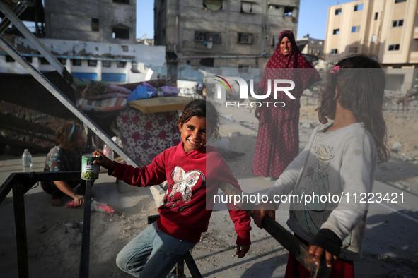 Displaced Palestinians are returning to Khan Yunis in the southern Gaza Strip to set up shelter amid the ongoing conflict between Israel and...