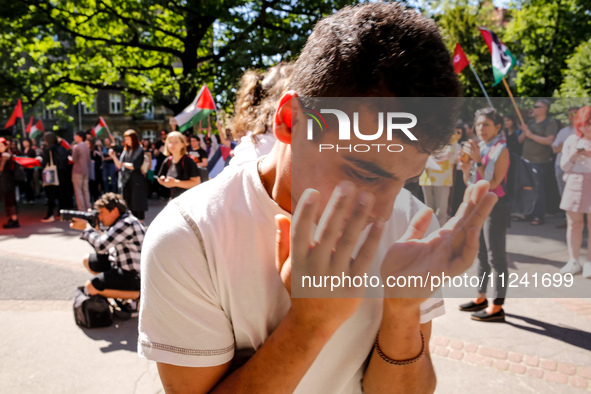 Hamza, a young man who fled Gaza 10 days ago shows his emotions after he spoke during an academia demonstration against Israeli actions bein...