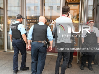 Police officers are entering Eataly. A large police presence is occurring after an assault at Eataly Italian Restaurant in Chicago, Illinois...