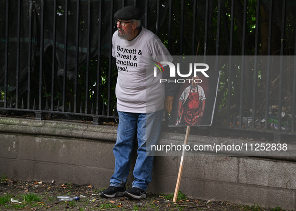 DUBLIN, IRELAND - MAY 18:
Pro-Palestinian activists from the Ireland Palestine Solidarity Campaign, supported by members of left-wing partie...