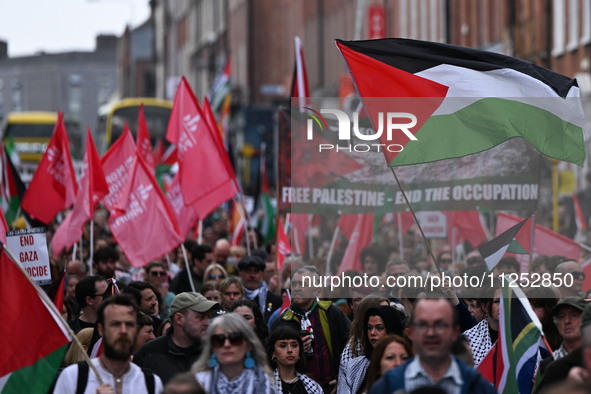 DUBLIN, IRELAND - MAY 18:
Pro-Palestinian activists from the Ireland Palestine Solidarity Campaign, supported by members of left-wing partie...