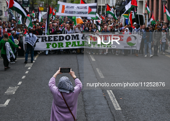 DUBLIN, IRELAND - MAY 18:
Pro-Palestinian activists from the Ireland Palestine Solidarity Campaign, supported by members of left-wing partie...