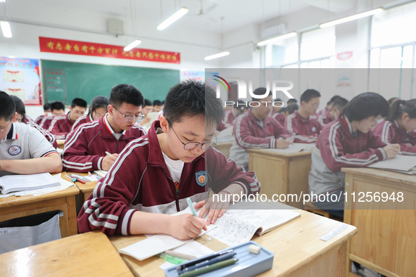 Grade three high school students who are about to take the National college entrance examination are reviewing in a self-study class at Gany...