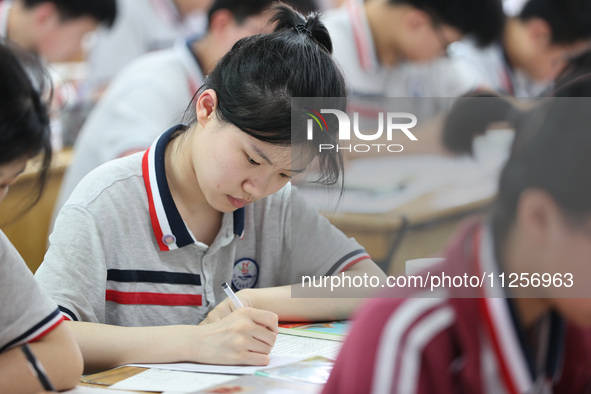 Grade three high school students who are about to take the National college entrance examination are reviewing in a self-study class at Gany...