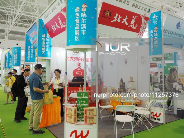 Visitors are visiting the green food exhibition area of the 32nd China International Health Industry Expo in Beijing, China, on May 20, 2024...