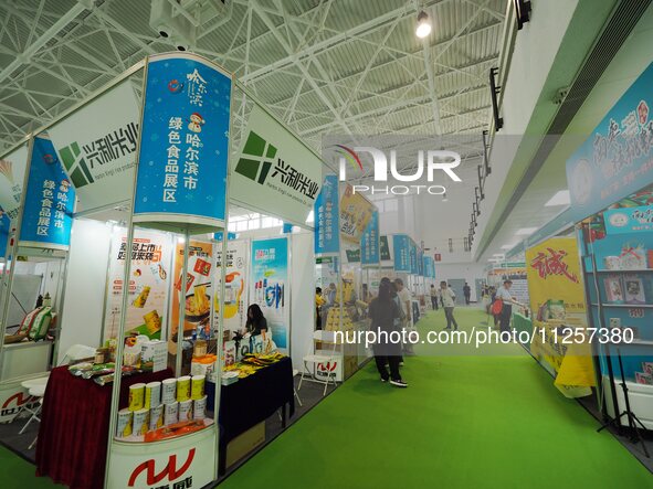 Visitors are visiting the green food exhibition area of the 32nd China International Health Industry Expo in Beijing, China, on May 20, 2024...