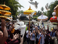 Buddhist monks are releasing doves in the Fang Sen ritual, or releasing animals into nature, as part of a series of worship ahead of Vesak D...